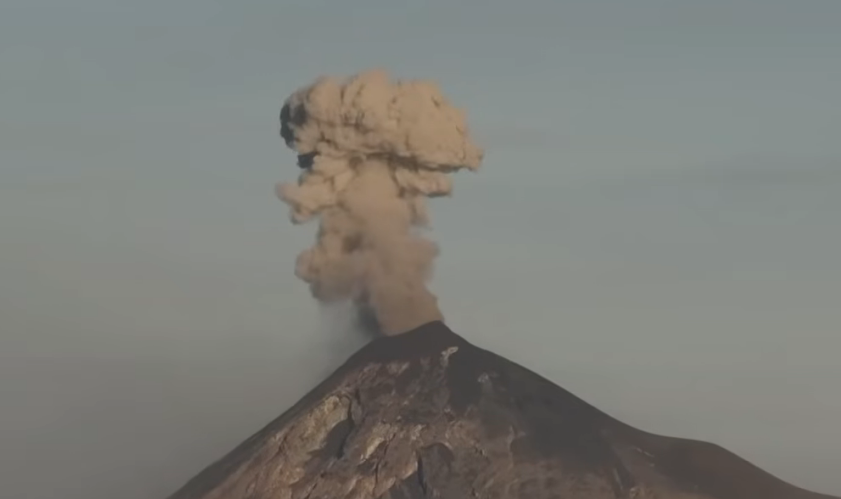 ERUPTRIRAO VULKAN FUEGO: Na stotine ljudi evakuisano, skoro 30.000 ugroženo zbog pepela (VIDEO)