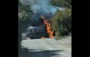 JEZIVA NESREĆA KOD MOSTARA: Izgorjeli kamion i motocikl nakon sudara (VIDEO)
