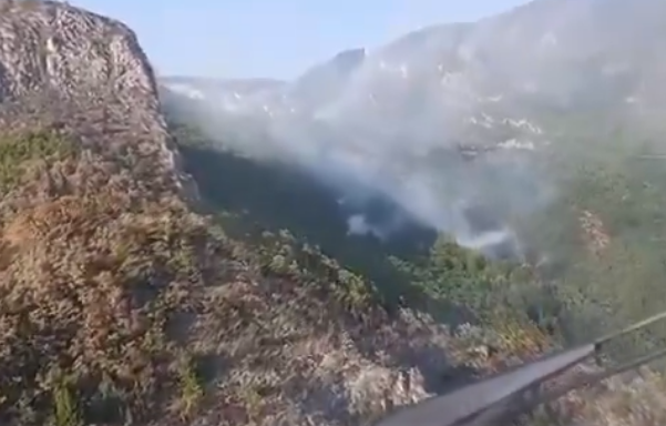 NA VISINI ZADATKA: Helikopter MUP-a RS nakon Konjica, gasi požar kod Nevesinja (VIDEO)