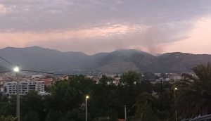 VATROGASCI I MJEŠTANI ULAŽU NADLJUDSKE NAPORE U GAŠENJU: Trebinje obavijeno dimom, požari se ne smiruju (VIDEO)