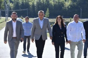 ВЛАДА СРПСКЕ УЛАЖЕ У СЕЛО: Минић додијелио пољопривредницима на Мањачи рјешења за набавку трактора (ФОТО)