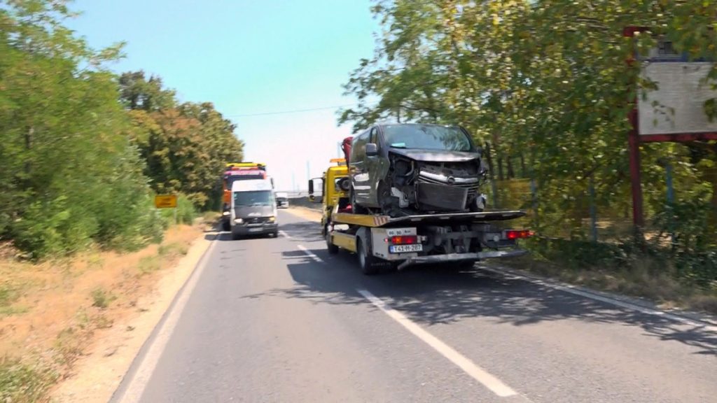 SUDAR KOMBIJA I AUTOMOBILA KOD BRČKOG: Vozač poginuo, tri osobe u bolnici