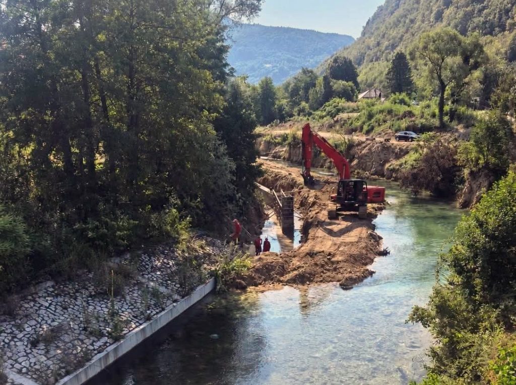KO JE ODOBRIO RADOVE? Bageri kopaju u koritu Plive u Jezeru, reagovala i načelnica (FOTO)