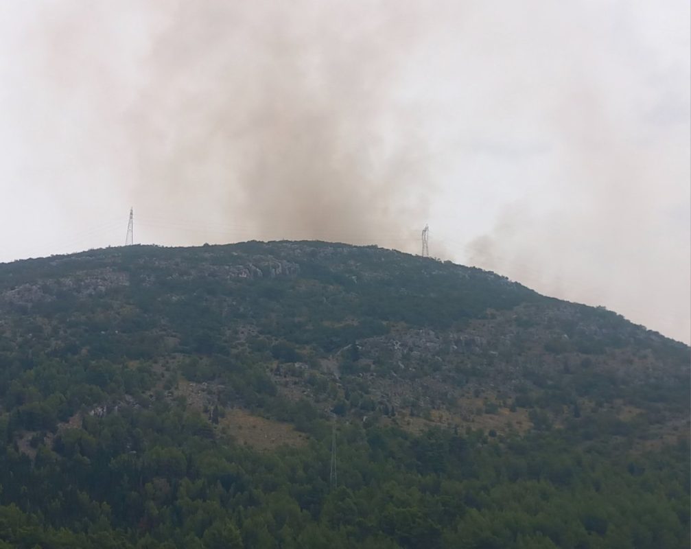 DRAMATIČNO U TREBINJU: Gori dalekovod, vatrogasci spriječavaju da se požar ne primakne gradu