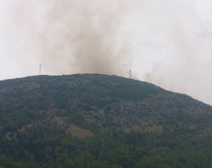 ДРАМАТИЧНО У ТРЕБИЊУ: Гори далековод, ватрогасци спријечавају да се пожар не примакне граду