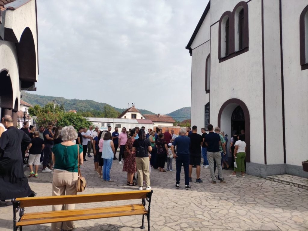 BRATUNAC NE ZABORAVLJA GENERALA: Služen parastos za Ratka Mladića, veliki broj vjernika u crkvi Uspenja Presvete Bogorodice