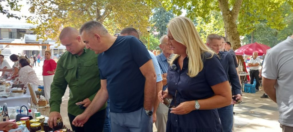 ČORBANAC, RAKIJA I DOMAĆI PROIZVODI: Minić i Cvijanovićeva posjetili Gastro susrete u Brodu (FOTO)