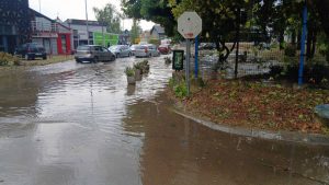 PRNJAVOR SABIRA ŠTETU POSLIJE NEVREMENA: Uništeni krovovi, polomljeni spomenici (VIDEO)