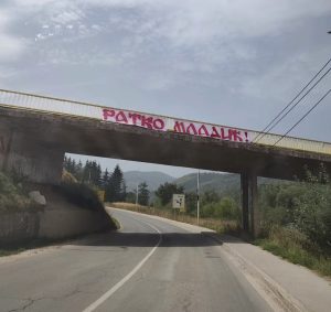 TRANSPARENT OSVANUO NA PUTU PALE-JAHORINA: Na njemu ispisano ime Ratka Mladića