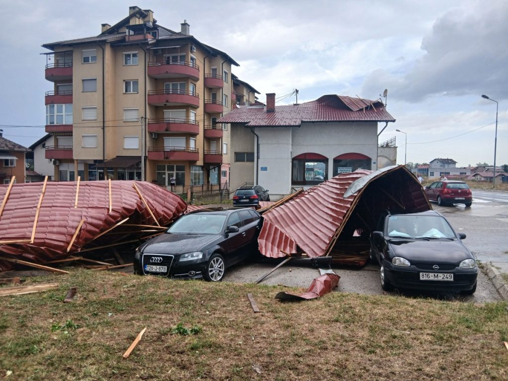 „POPUT URAGANA“: Pogledajte u kojem je gradu oluja napravila haos, ovaj čovjek za dlaku izbjegao nesreću