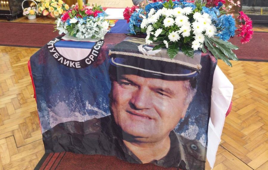 U SRPCU OTVORENA KNJIGA ŽALOSTI: Građani odaju počast generalu Mladiću (FOTO)