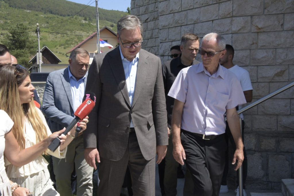VUČIĆ I DODIK U KUPRESU: Srbija i Srpska finansiraće izgradnju vodovoda u ovom mjestu (FOTO)
