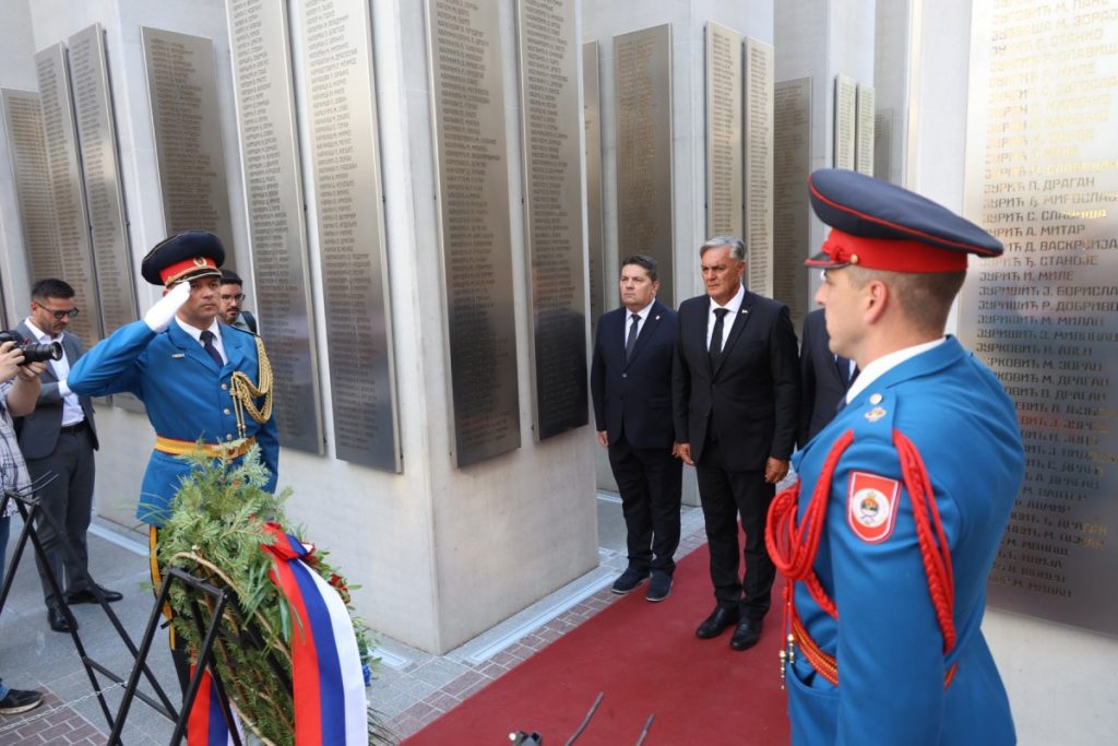 POČAST STRADALIM I PROGNANIM SRBIMA U „OLUJU“: Položeni vijenci kod spomen obilježja u Banjaluci (FOTO)