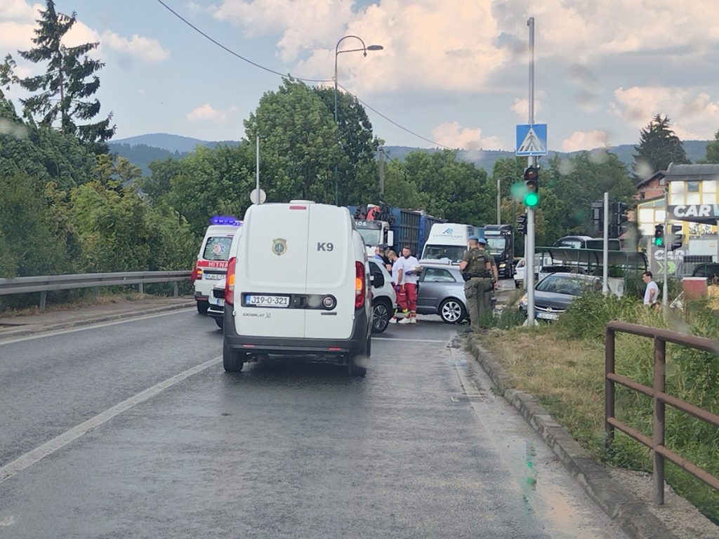 TEŠKA NESREĆA NA OBILAZNICI KOD SARAJEVA: Jedna osoba povrijeđena, saobraćaj otežan
