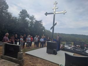 HRVATSKA VOJSKA BEZ MILOSTI UBIJALA SRPSKE CIVILE: Krst u Gornjem Selištu kod Gline svjedoči o stradanju našeg naroda u zločinačkoj akciji „Oluja“ (FOTO)