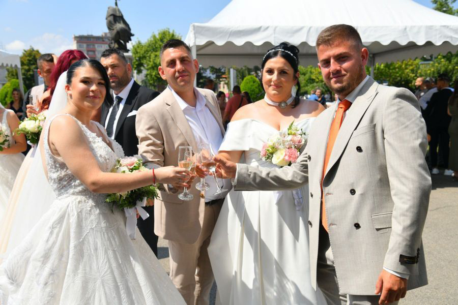 DEVET PAROVA IZGOVORILO SUDBONOSNO „DA“: Kolektivno vjenčanje u Bijeljini (FOTO)