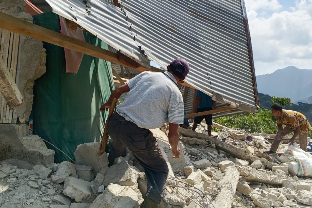 ПОГИНУЛО НАЈМАЊЕ 38 ЉУДИ: Број жртава разорног земљотреса у Индонезији расте