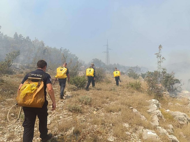 POŽARI KOD TREBINJA NE JENJAVAJU: Vatrogasci odbranili kuće, borba sa vatrom se nastavlja