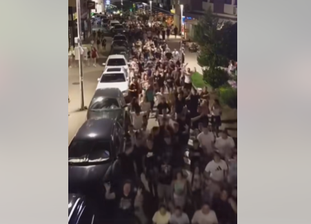 „SLAVA NAŠEM GENERALU“: Zvorničani masovno izašli na ulice da odaju počast  Ratku Mladiću (VIDEO)
