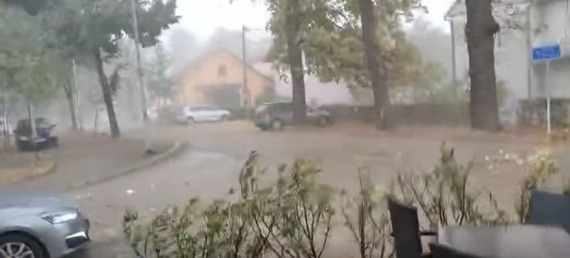PRNJAVOR SABIRA ŠTETU POSLIJE NEVREMENA: Uništeni krovovi, polomljeni spomenici (VIDEO)