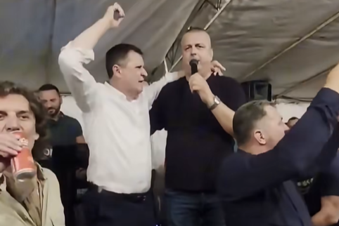 „ЕЈ ДУШМАНИ, ПРОКЛЕТО ВАМ БИЛО“ Владо Ђајић запјевао на народном збору у Моштаници (ВИДЕО)