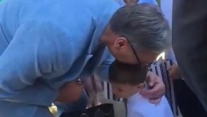 „САД ЋЕ МИ ДОЂЕ ВУЧИЋ“: Дјечак из Пријепоља чекао предсједника Србије (ВИДЕО)