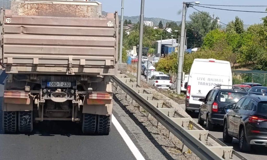 САОБРАЋАЈНИ КОЛАПС У БАЊАЛУЦИ: Непрегледне колоне возила на брзој цести (ВИДЕО)