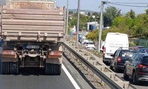 САОБРАЋАЈНИ КОЛАПС У БАЊАЛУЦИ: Непрегледне колоне возила на брзој цести (ВИДЕО)