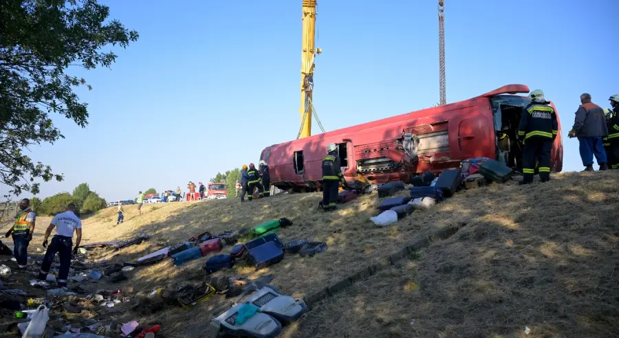 UAHPŠEN VOZAČ AUTOBUSA: Zaspao tokom vožnje i usmrtio 12 ljudi