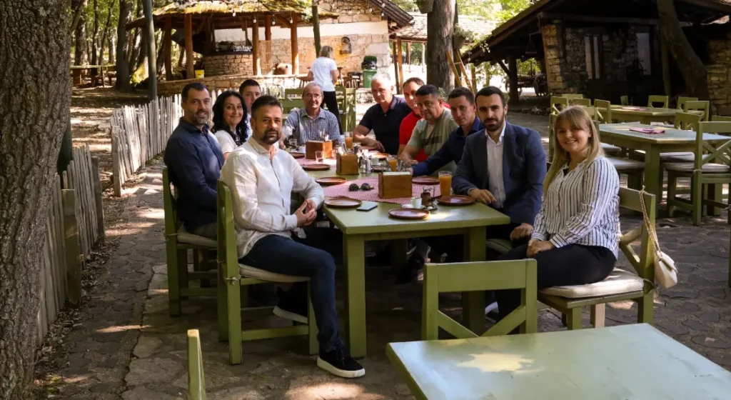 NEFORMALNO DRUŽENJE: Igor Dodik i Srđan Amidžić u Bosanskom Petrovcu (FOTO)