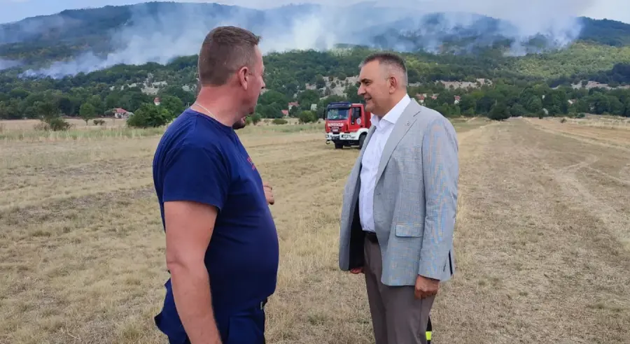 „НАСТАВИЋЕМО УЛАГАЊА У ОПРЕМУ“: Премијер Српске обишао пожариште у Доњој Бијењи