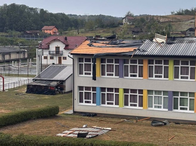 OLUJA POHARALA PRNJAVOR: Krov škole odnesen, početak nastave neizvjestan
