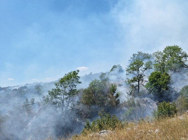 POŽAR KOD GACKA POD KONTROLOM: Ekipe i dalje dežuraju na terenu (FOTO)