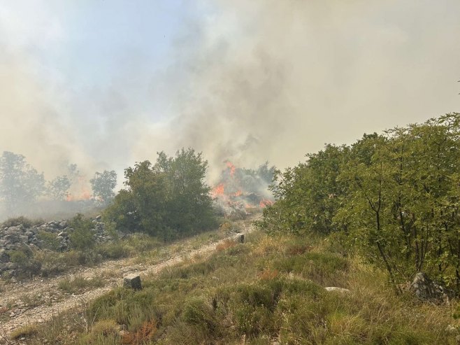 VATROGASCI U TREBINJU I DALJE NA NOGAMA: Odluka o vanrednoj situaciji još uvijek na snazi