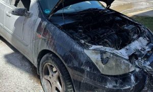 GORIO AUTOMOBIL U BANJALUCI: Vatrogasci ekspresno reagovali (FOTO)