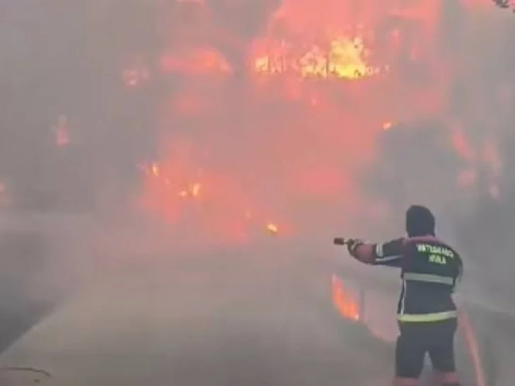 VATRA PROGUTALA CRKVU: Ogroman požar na Pelješcu, vjetar rasplamsava vatrenu stihiju (VIDEO)