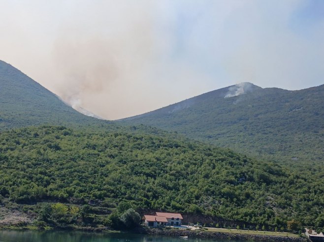 POŽARI KOD TREBINJA SE NE SMIRUJU: Vatru gasi helikopter Oružanih snaga BiH