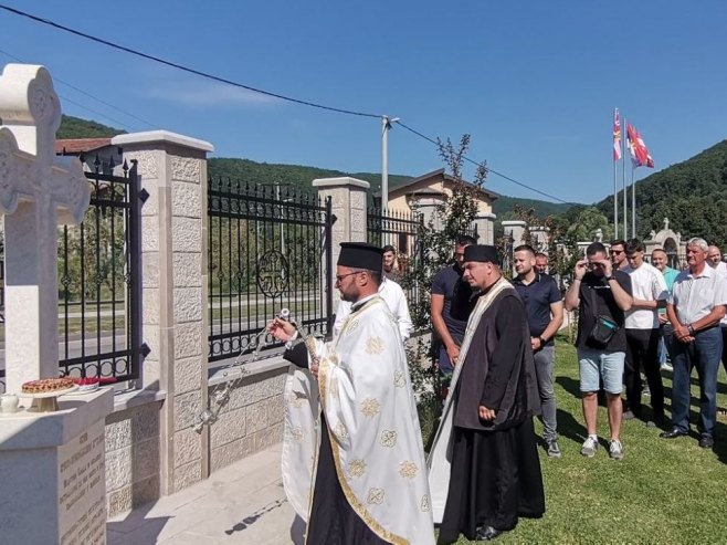 ДОДИК И ВУЧИЋ У МАНАСТИРУ РМАЊ: Освештан спомен-крст подигнут у спомен свим погинулим Србима Мартин Брода и околине