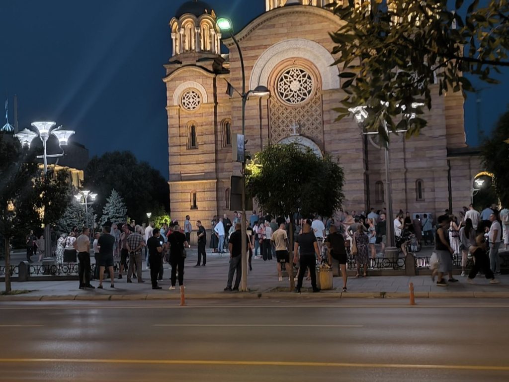 МОЛЕБАН ЗА ГЕНЕРАЛА: Велики број Бањалучана пали свијеће за Младића у Храму Христа Спаситеља (ФОТО/ВИДЕО)