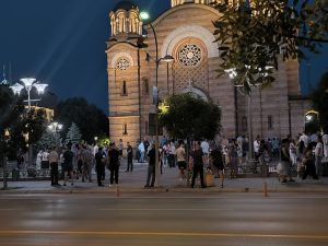 МОЛЕБАН ЗА ГЕНЕРАЛА: Велики број Бањалучана пали свијеће за Младића у Храму Христа Спаситеља (ФОТО/ВИДЕО)