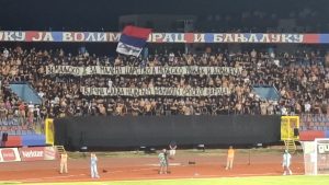 „ВЈЕЧНА СЛАВА НАЈВЕЋЕМ БРАНИОЦУ СРПСКОГ НАРОДА“ Навијачи Борца одали почаст преминулом генералу Ратку Младићу