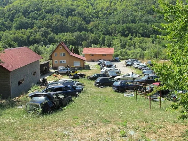 POLICIJA UPALA NA AUTOOTPAD U FOČI: Pronađeno 11 krijumčarenih vozila iz Velike Britanije