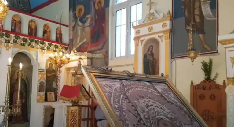 NEOBIČAN OBIČAJ U CRKVI U GRČKOJ: Ovo su zmije koje se pojavljuju samo pred Veliku Gospojinu (VIDEO)