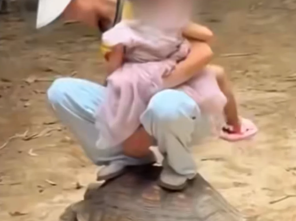 ŽENA RAZBJESNILA JAVNOST: U zoo-vrt se „provozala“ na kornjači (VIDEO)