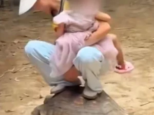 ŽENA RAZBJESNILA JAVNOST: U zoo-vrt se „provozala“ na kornjači (VIDEO)