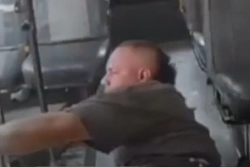 SEKUNDE ODLUČIVALE: Proletio pravo u autobus (VIDEO)