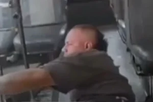 SEKUNDE ODLUČIVALE: Proletio pravo u autobus (VIDEO)