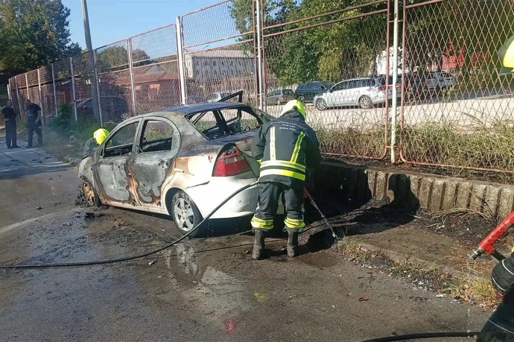 GORJELI AUTOMOBIL I BAGER U BANJALUCI: Vatrogasci juče imali pune ruke posla (FOTO)