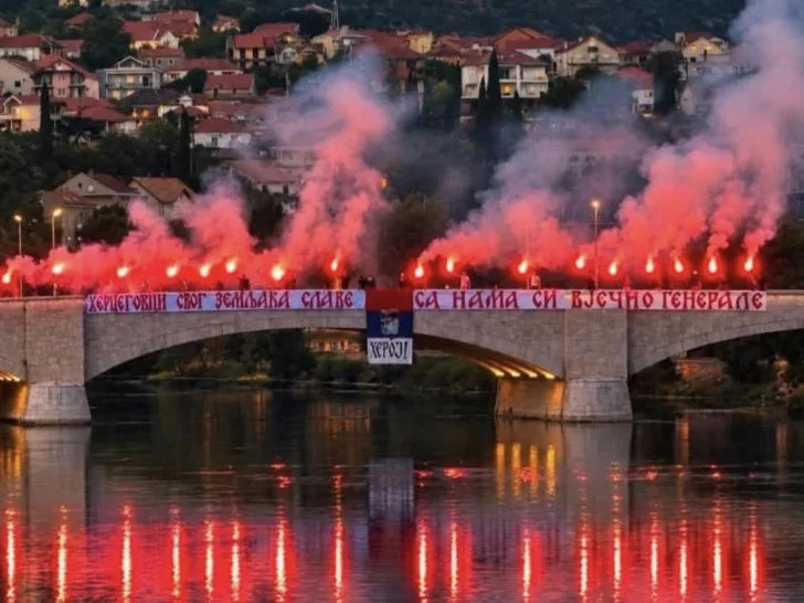 „SA NAMA SI VJEČNO“: Trebinjci uputili posljednji pozdrav generalu Mladiću