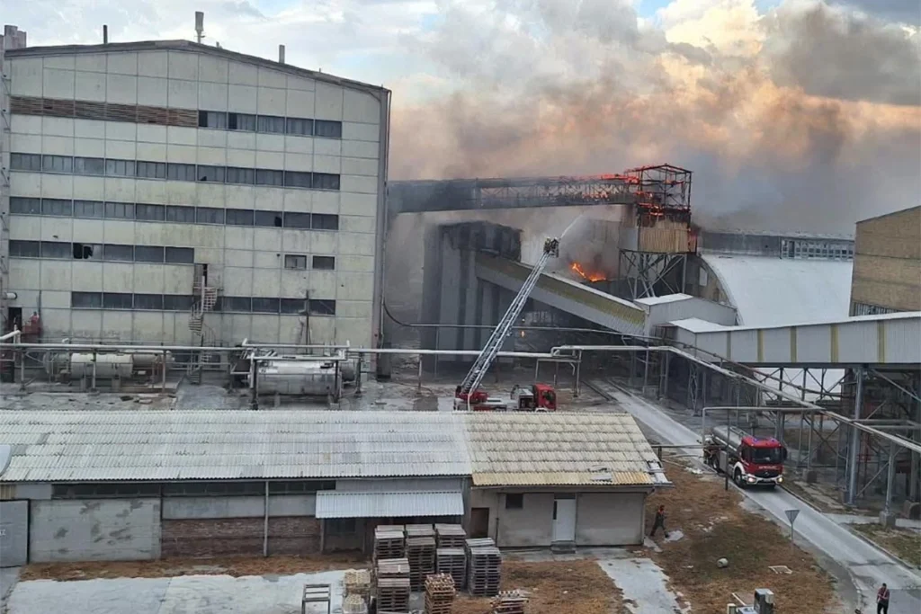 DRAMA U HRVATSKOJ: Gori fabrika, širi se gust dim (VIDEO)
